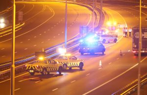 Automobilist bekneld na eenzijdig ongeval A4 Leidschendam