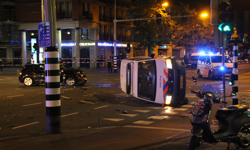 17 juni Politiebus eindigt op z’n kant na aanrijding Vaillantlaan Den Haag