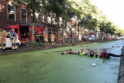 24 september Brandweer doorzoekt Delftse gracht na vermissing oude vrouw Oosteinde Delft