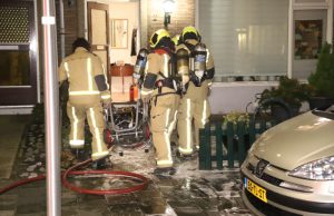 Bewoners in de ambulance nadat accu ontploft in woning Prof. Henketstraat Delft
