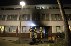 Scooter in brand gestoken tegen woning Karel Roosstraat Den Haag
