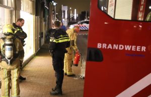 Voorbijganger ontdekt beginnend brandje in winkelpand en voorkomt erger Binnenwatersloot Delft