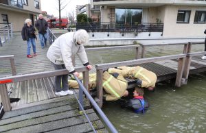 Brandweer haalt natte kat onder brug vandaan Parkzoom Delft