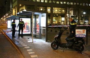 5 december Bezorger ramt bushokje en raakt gewond Waldorpstraat Den Haag