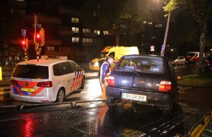 Auto vliegt uit bocht tegen lantaarnpaal Vrederustlaan Den Haag