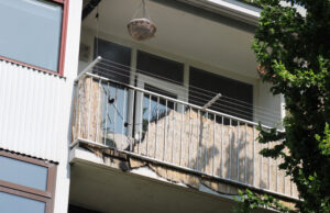 Rieten afscheiding in brand op balkon van woning Van der Lelijstraat Delft