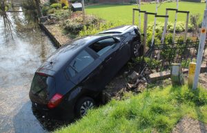 Automobilist valt in slaap en raakt te water Poeldijksepad Honselersdijk
