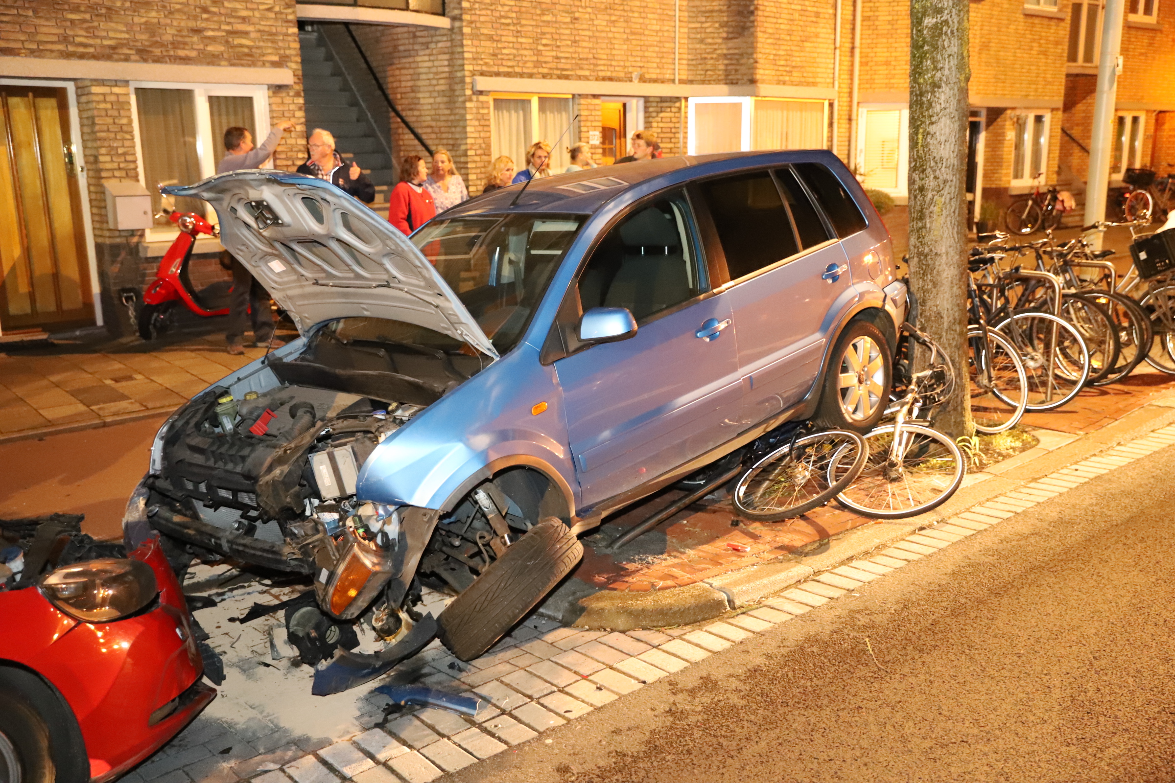 2 oktober Ravage nadat auto op geparkeerde auto’s inrijdt Zwolsestraat Den Haag
