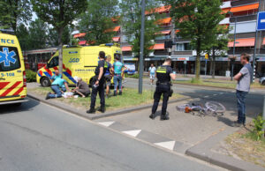 Fietser gewond na aanrijding met auto Papsouwselaan Delft