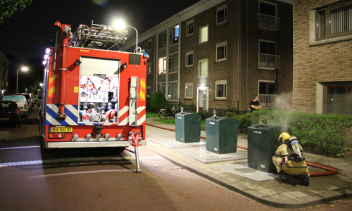13 oktober Brandweer druk bezig met rokende container Verwoldestraat Den Haag