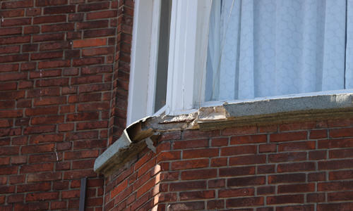31 juli Stuk van kozijn valt op straat Jan ten Brinkstraat Den Haag