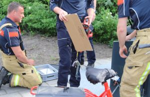 Vrouw slaat sleutelbos in container vallen Tak van Poortvlietstraat Delft