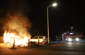 Vandalen steken afval in brand Guntersteinweg Den Haag