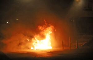 Geparkeerde auto in brand gestoken Lage Nieuwstraat Den Haag