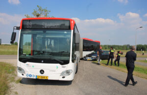 Automobilist maakt inschattingsfout en klapt op harmonicabus Huismansingel Delft