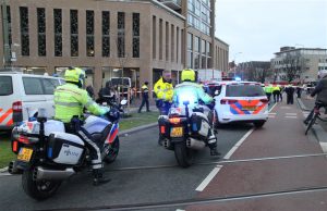 Voetganger zwaargewond bij aanrijding met auto Pletterijkade Den Haag