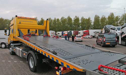 20 april Politie houdt grote verkeerscontrole op parkeerplaats Esso Ruyven A13 Delft