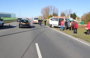 Busje vol arbeidsmigranten botst op personenauto Naaldwijk