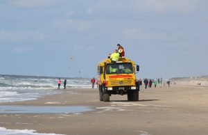 Grote zoekactie na mogelijk vermist persoon Strandslag 6 Den Haag