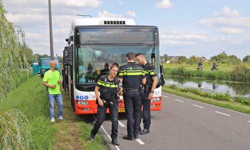 1 September Bouwhek op vrachtwagentje slaat gat in raam van lijnbus Gaagweg Schipluiden