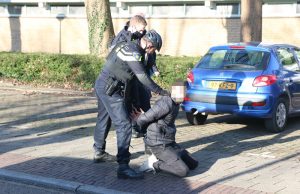Gewonde in woning na mishandeling, politie houdt één persoon aan Bachsingel Delft
