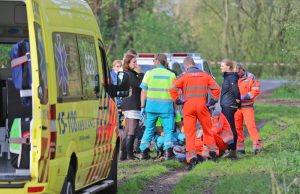 Vrouw gevallen van fiets; trauma-arts verleent eerste hulp Hazepad Delfgauw