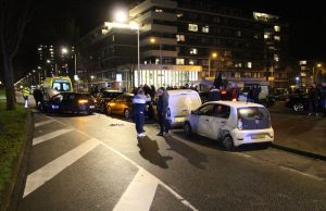 Automobilist rijdt tegen drie geparkeerde auto’s Volendamlaan Den Haag