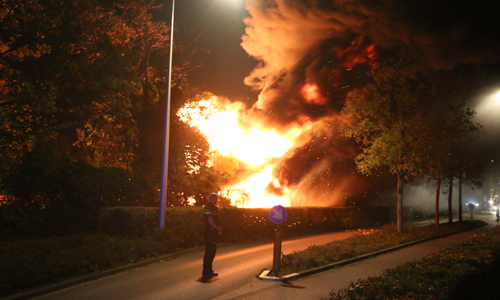 31 oktober Metershoge vlammen bij brand op bouwterrein Sportlaan De Lier