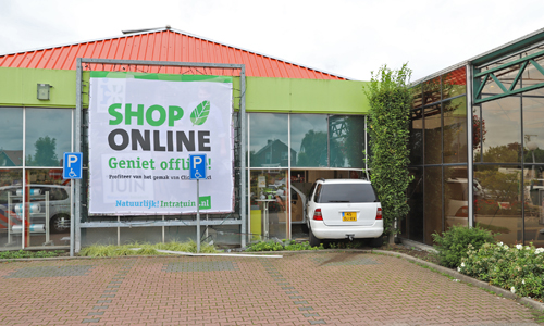 10 September Automobilist rijd door gevel Intratuin Pijnacker Rijskade Pijnacker