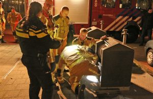 Vrouw roept hulp in van brandweer na spullen in ondergrondse container Fluitschiplaan Den Haag