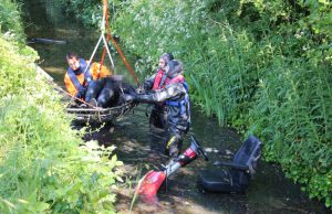 Brandweer redt te water geraakte scootmobielbestuurder uit sloot Prinses Beatrixlaan Delft