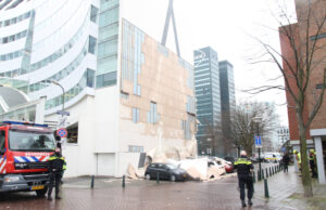 Gevel van gebouw stort in Daendelsstraat Den Haag