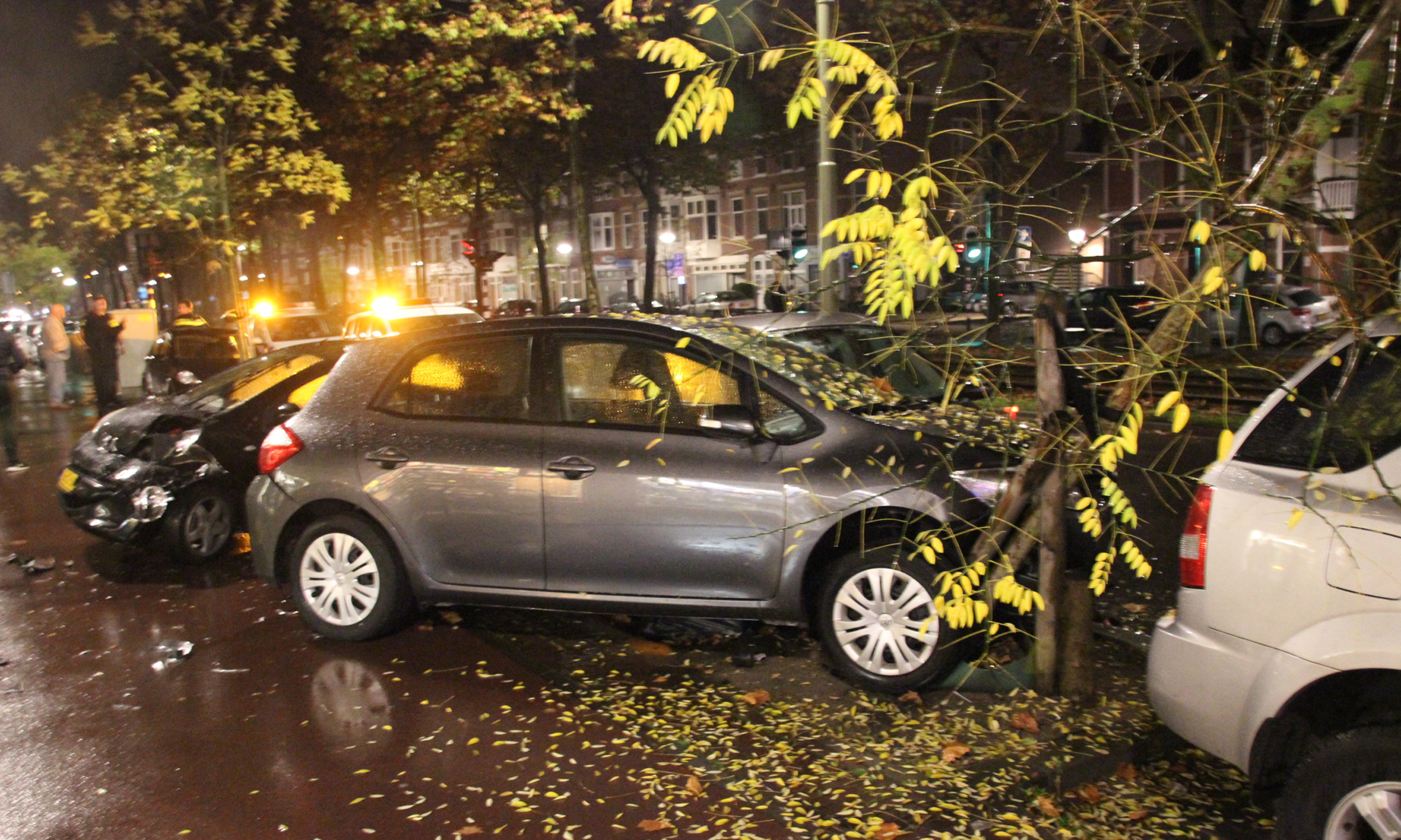 5 november Dronken automobilist ramt geparkeerde auto’s Loosduinsekade Den Haag