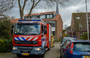 Brandweerinzet voor losgeraakte dakpan Diepenburchstraat Maasland