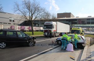 Twee personen gewond bij frontale aanrijding Middel Broekweg Honselersdijk