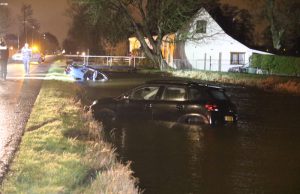 Dronken automobilist ramt politieauto en belandt in sloot Wilsveen Leidschendam
