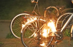 Onbekende steekt fiets in brand voor portiek Maartensdijklaan Den Haag