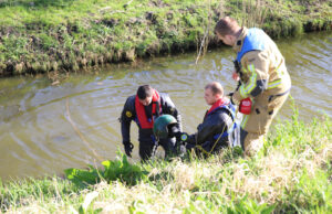 Brandweer rukt uit voor scooterhelm in/bij het water Brasserskade Delft