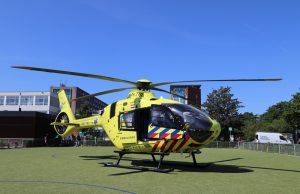 Traumahelikopter landt op veldje voor medisch incident Plateelstraat Delft