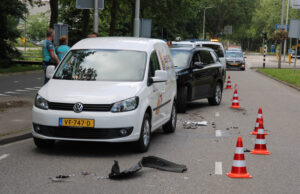 Schade bij aanrijding tussen drie voertuigen Schoemakersstraat Delft