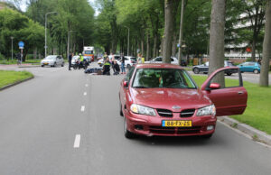 Opzittende snorscooter gewond na aanrijding Voorhofdreef Delft