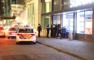 Agenten in kogelwerende vesten arresteren bezoekers koningskermis Den Haag