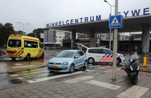 Scooterrijder gewond bij aanrijding met auto Hengelolaan Den Haag