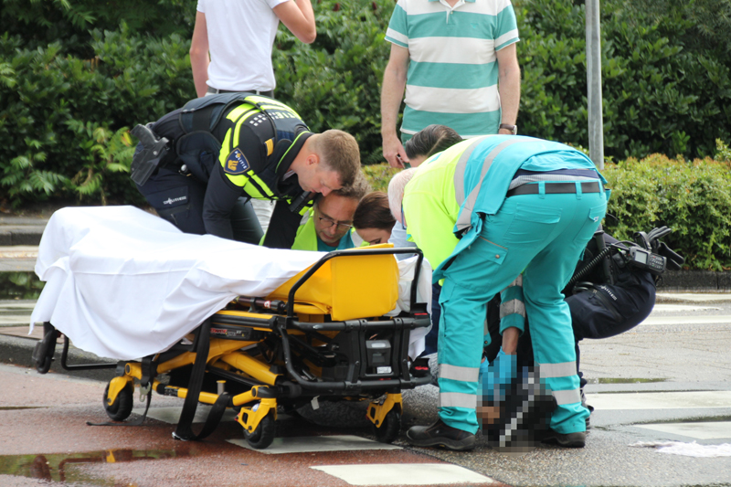 Fietsster Knalt Op Auto En Raakt Flink Gewond Van Der Hoevenstraat ...