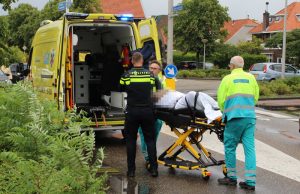 Fietsster knalt op auto en raakt flink gewond Van der Hoevenstraat Naaldwijk