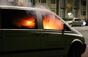 Busje gaat in vlammen op Erasmusweg Den Haag