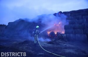 Flinke stapel hooibalen vliegt in brand Hoeve Biesland Bieslandseweg Delfgauw