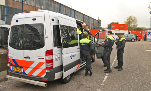 17 oktober Groot illegaal naaiatelier aangetroffen in bedrijfspand Schieweg Delft