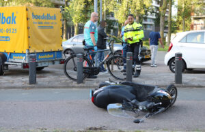 Schade na ongeval tussen fietser en snorscooter Voorhofdreef Delft