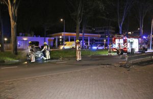 Auto vliegt in brand na crash Westlandseweg Delft